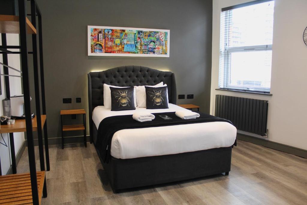 Postel nebo postele na pokoji v ubytování Black Lion Hotel Manchester