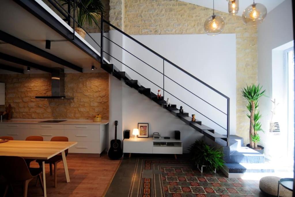 a staircase in a room with a table and a dining room at Duplex en el centro de Alicante in Alicante