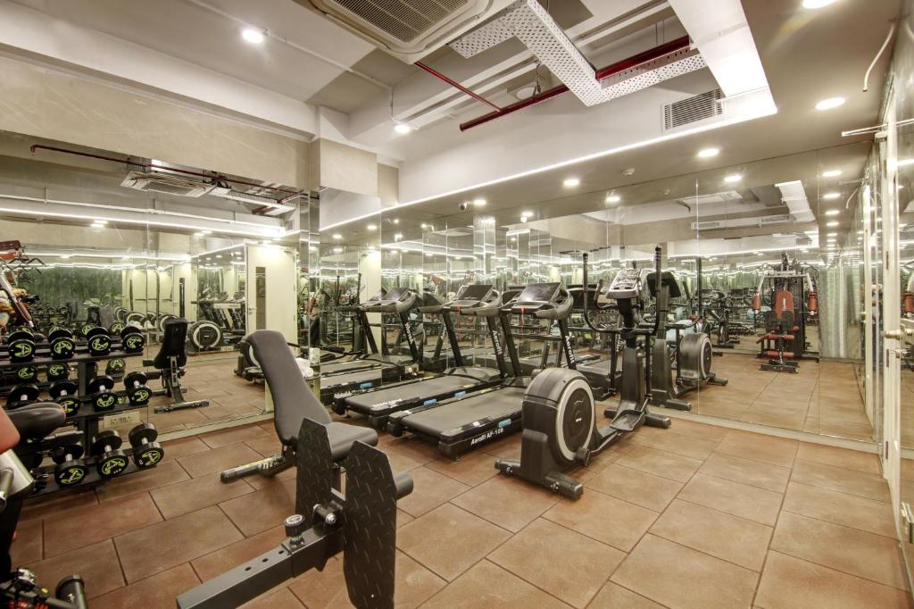 Fitness centrum a/nebo fitness zařízení v ubytování Stepstones Hotels and Inn-DLF PHASE 3 GURGAON