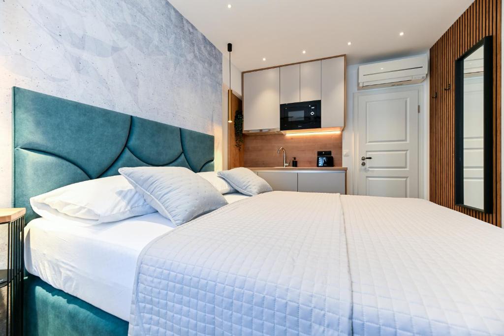 Posteľ alebo postele v izbe v ubytovaní Apartments and Rooms Nekic