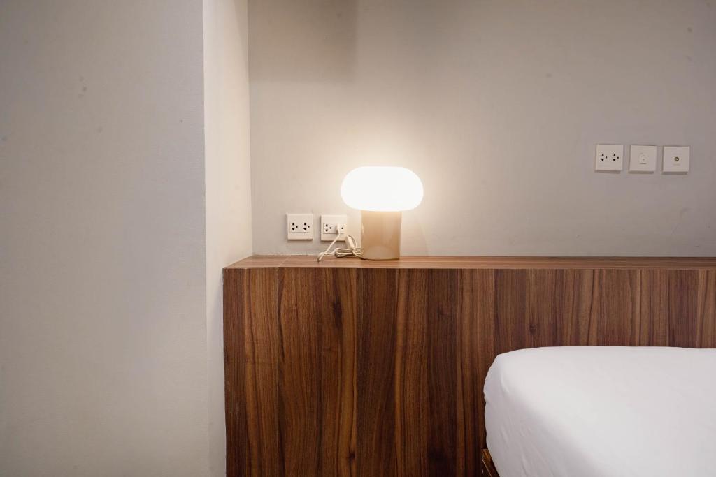 Postel nebo postele na pokoji v ubytování Woodstory Boutique Hotel