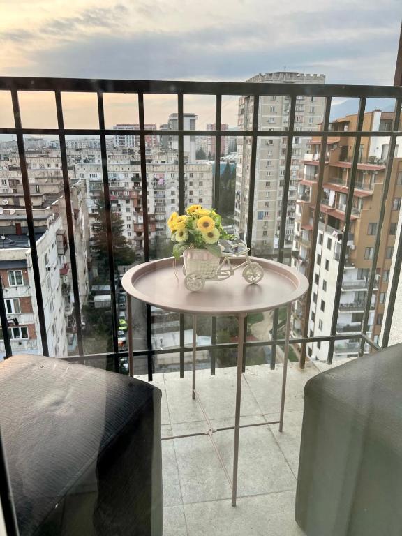 提比里斯的住宿－Studio Apartment in Tbilisi，阳台上的花瓶桌子