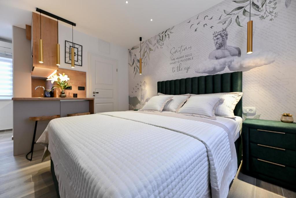 sypialnia z dużym łóżkiem z zielonym zagłówkiem w obiekcie Apartments and Rooms Nekic w mieście Zadar