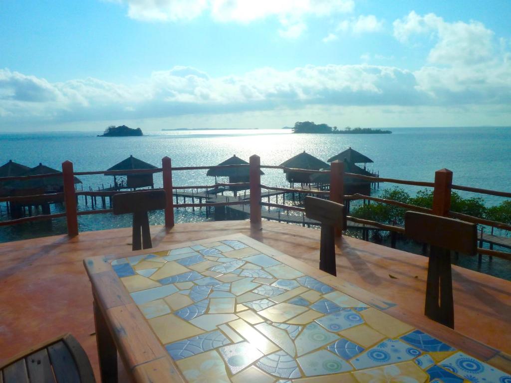 una terraza de madera con vistas al océano en LooLa Adventure Resort en Telukbakau