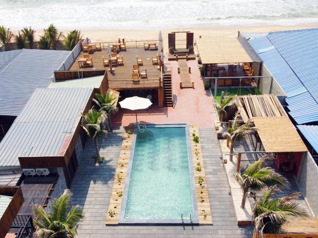 vistas a la piscina y a la playa en Chavi Beach - Coffee and Homestay en Bình Tú