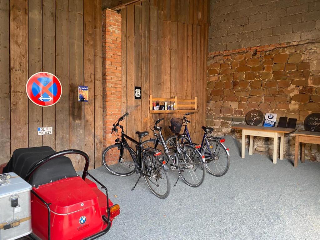 un grupo de bicicletas estacionadas junto a una pared en Gästehaus LuNa en Zeil