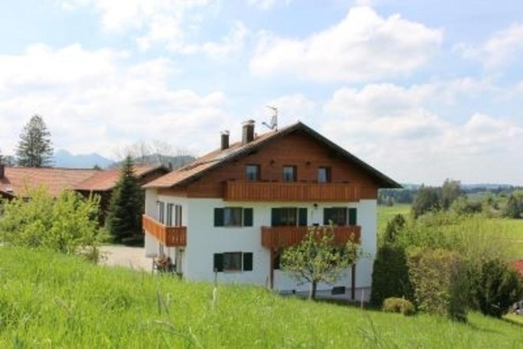 una casa en medio de un campo en Ferienhof Hefele Ferienwohnung Weißensee mit KönigsCard, en Hopferau