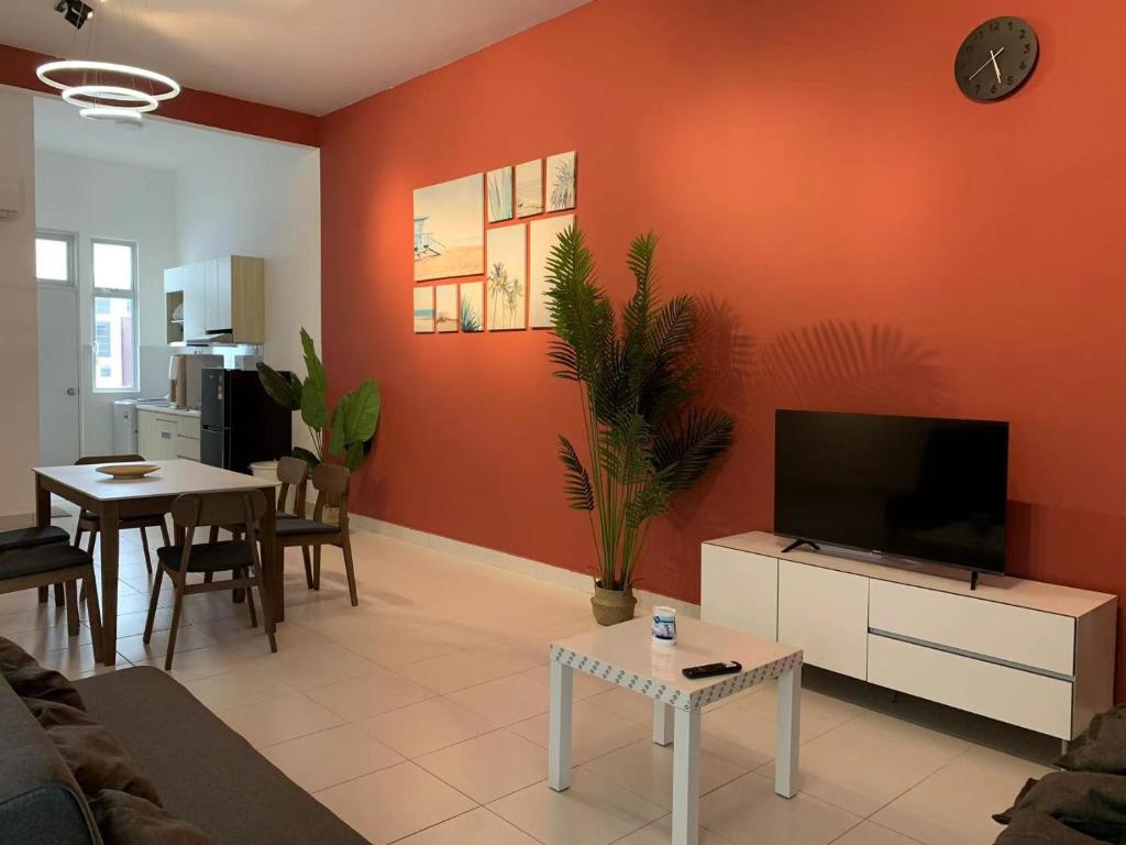 邊佳蘭的住宿－NEW Desaru pengerang sebana cove 15pax RAPID MINI ZOO，客厅配有平面电视和桌子。