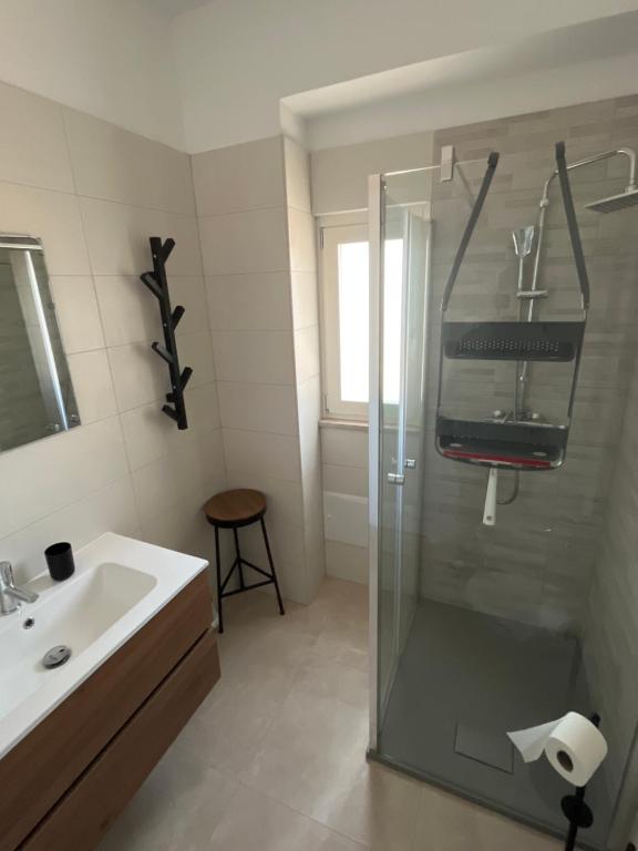 een badkamer met een douche en een wastafel bij B&B La Casa di Gabri in Castellaneta