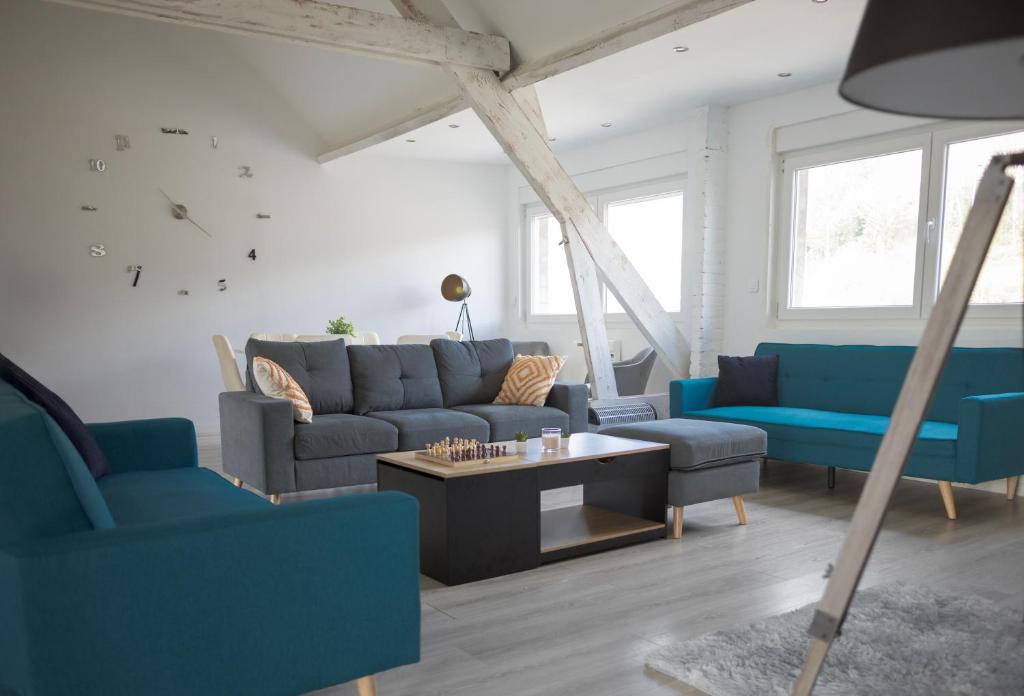un soggiorno con divani blu e un tavolo di ++++ CENTRAL DUPLEX RENOVE 5 PIECES 150M2 A 8 MN DE LA PLACE DALTON ++++ a Boulogne-sur-Mer