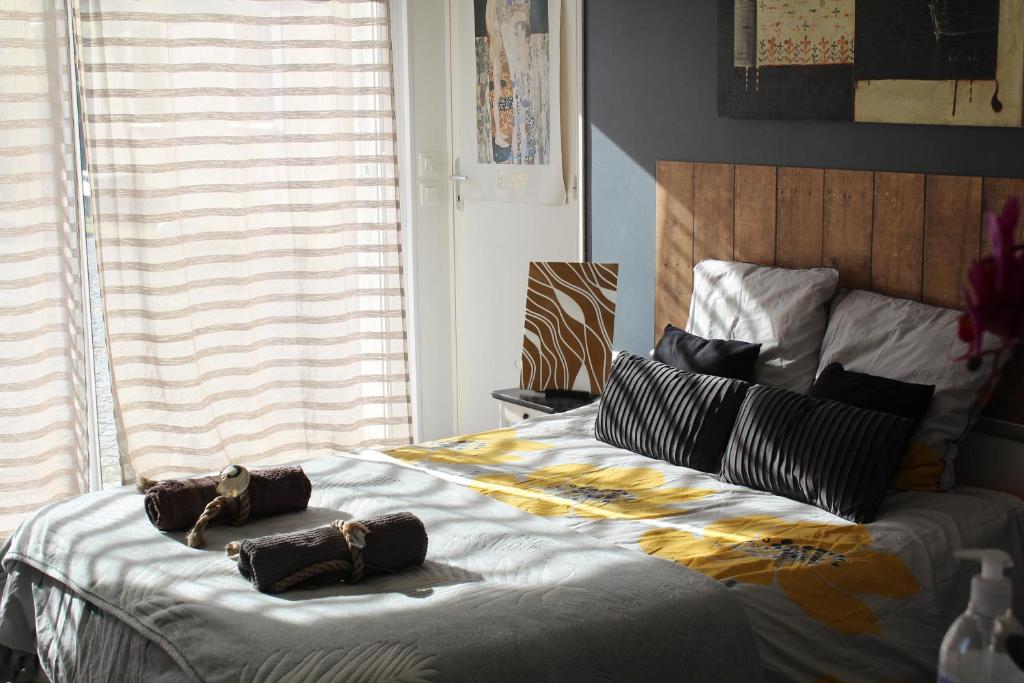 um quarto com uma cama com duas toalhas em Studio 20m² au calme à Idron (5min de Pau) em Idron
