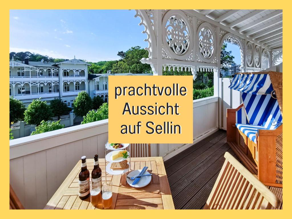 - Balcón con mesa y 2 botellas de cerveza en Fewo Hagemeister 6 Min zum Strand mit gratis Sauna & Coworking Space im Haus, en Ostseebad Sellin