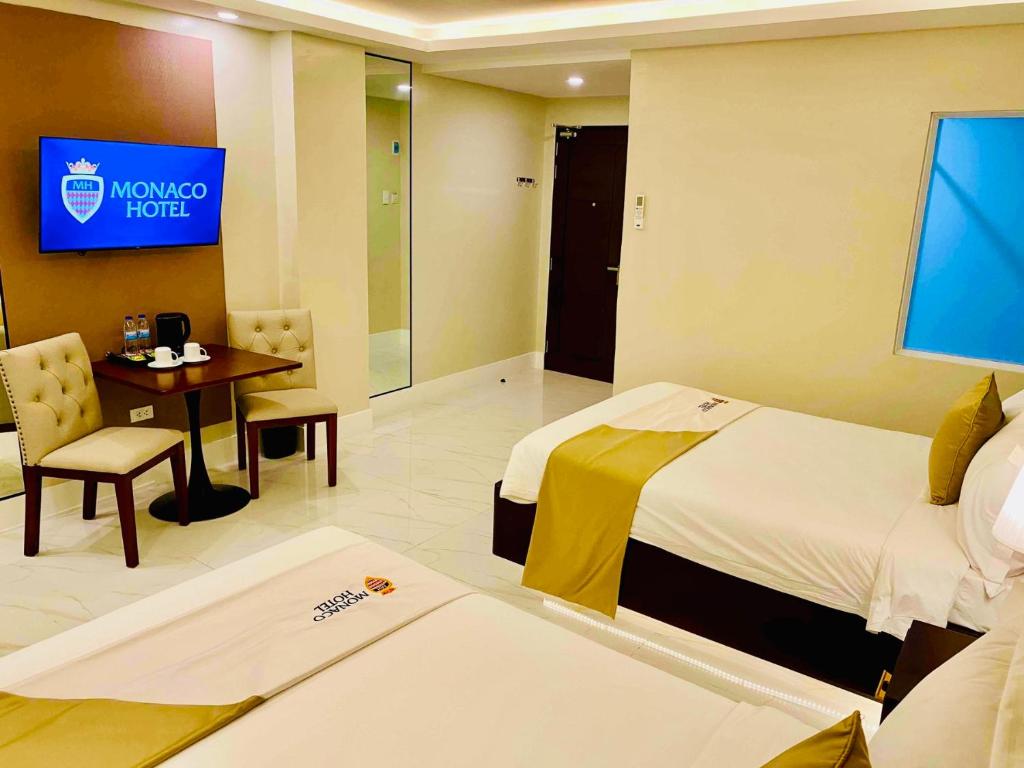 Postel nebo postele na pokoji v ubytování Monaco Hotel