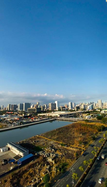 una vista aérea de una ciudad con un río y un puente en JAMM'S Suite, en Manila