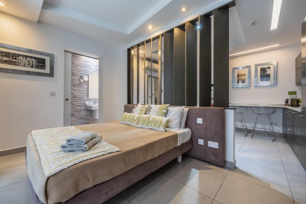 Postel nebo postele na pokoji v ubytování Jules Suites