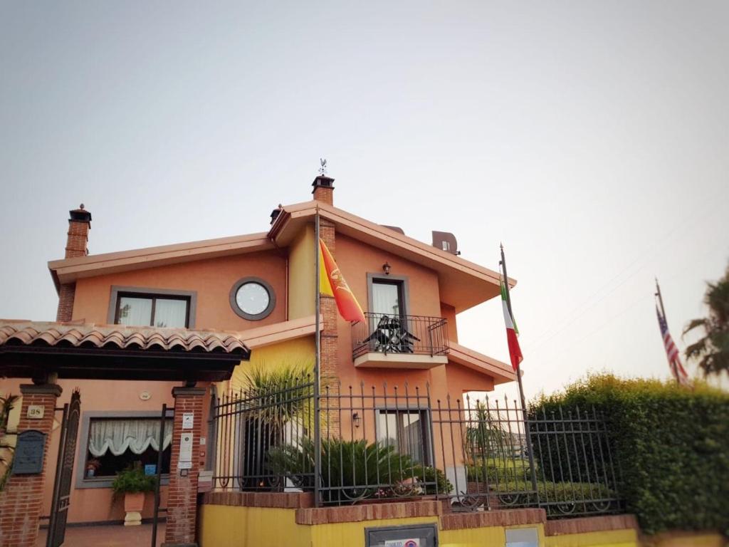 a house with a flag on top of it at Villa Hirschen in Zafferana Etnea