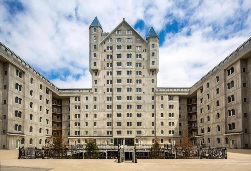 un gran edificio con una torre encima en 3BR King Bed Chamber Apartment at The Grand Castle, en Grandville