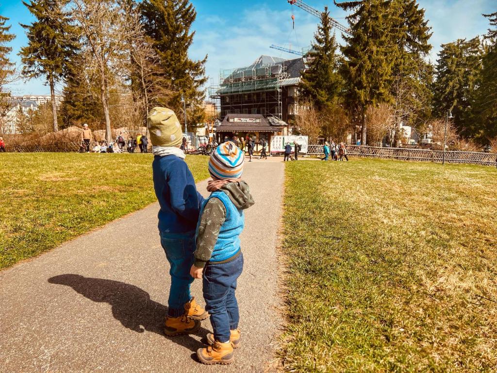 due bambini che camminano lungo un sentiero in un parco di Summit of Saxony Resort Oberwiesenthal a Oberwiesenthal