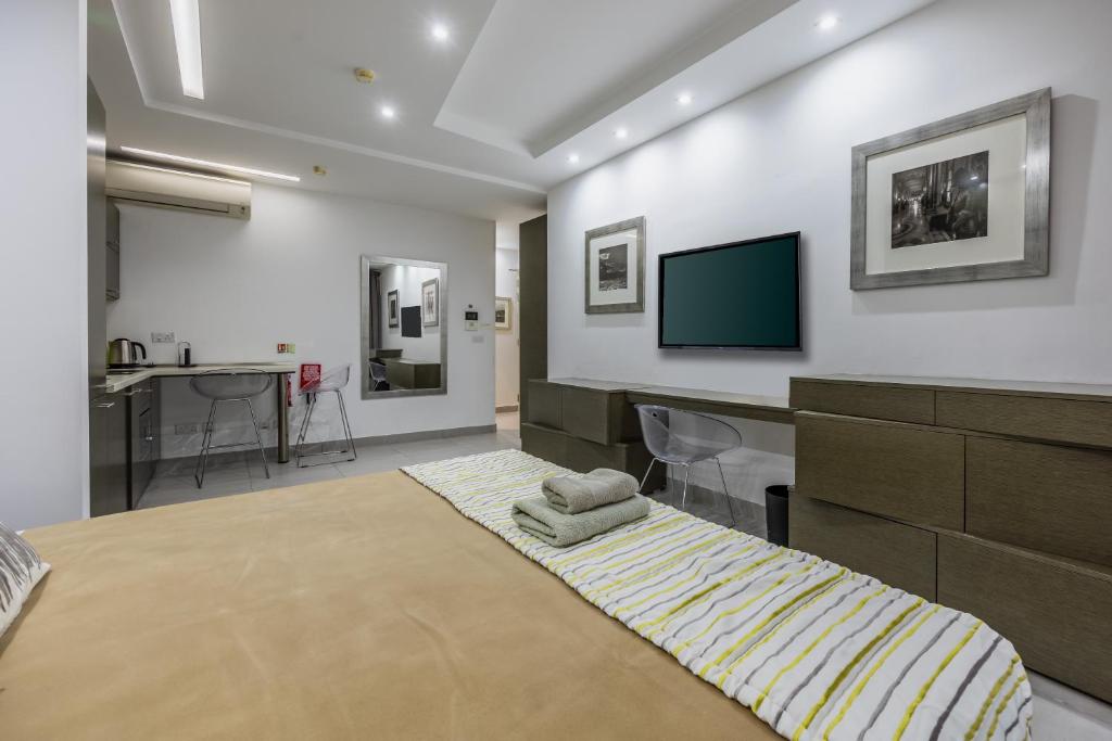 TV a/nebo společenská místnost v ubytování Jules Suites