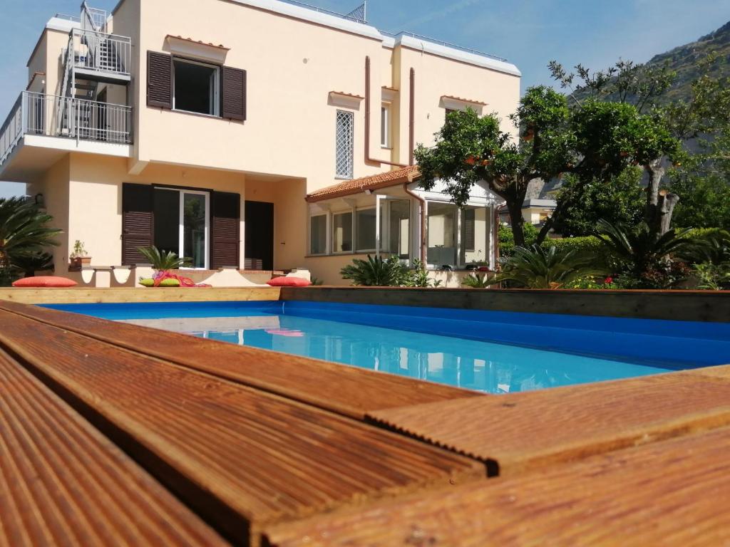 uma villa com uma piscina e uma casa em Summer Colors rooms & apartments em Meta