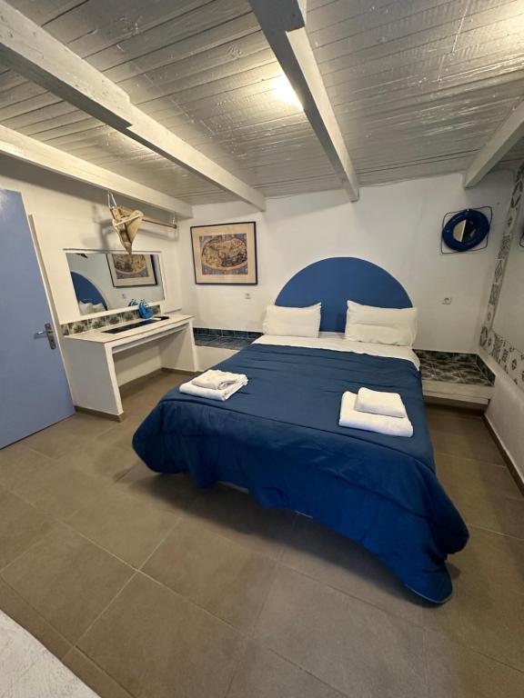 Voodi või voodid majutusasutuse Naval Hotel Aegina toas