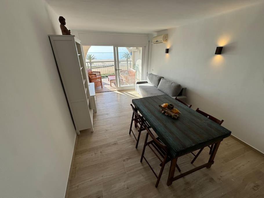 エンプリアブラバにあるAwayDays - 60 - 1-Bed Apartment with Sea Viewのリビングルーム(テーブル、ソファ付)