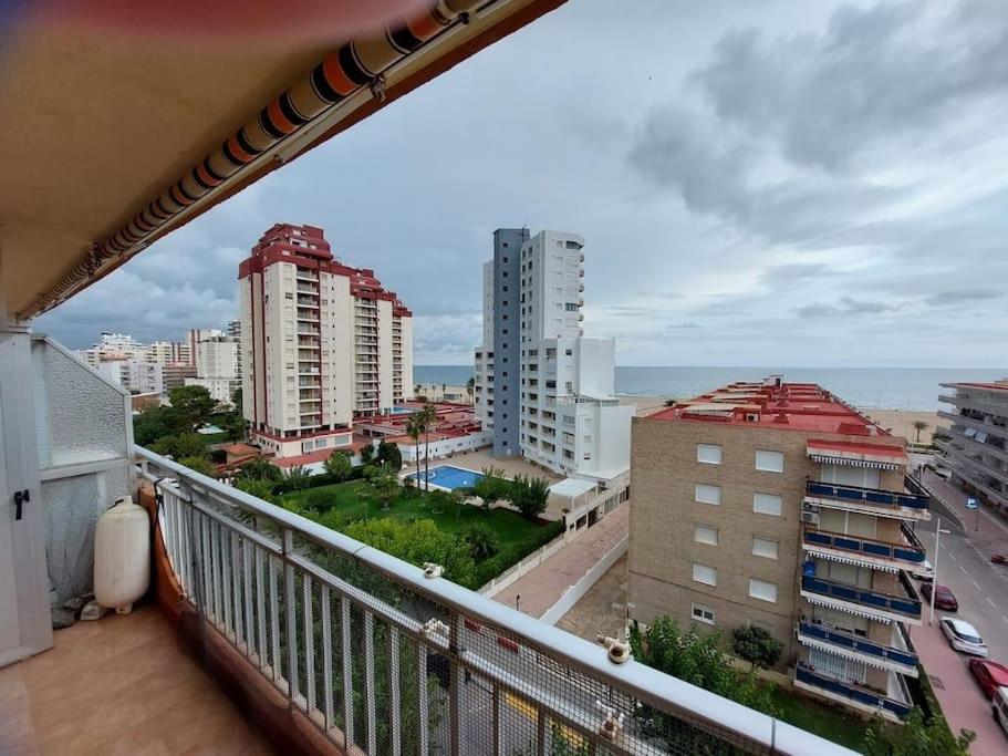 einen Balkon mit Stadtblick in der Unterkunft Apartamento Coral con vistas al mar in Playa de Gandia