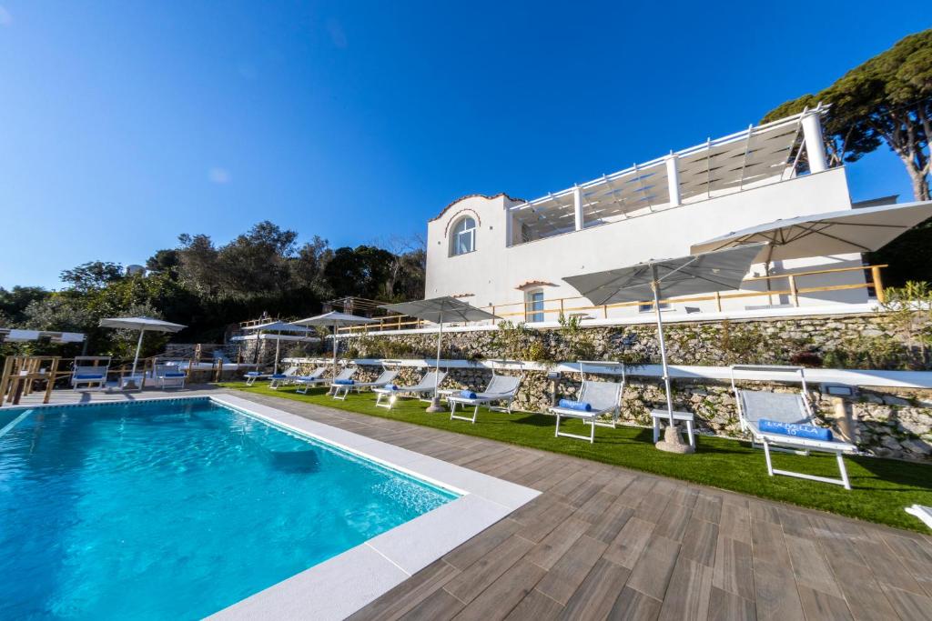 Cette villa offre une vue sur la piscine. dans l'établissement Dimora Maiuri L'Olivella, à Anacapri