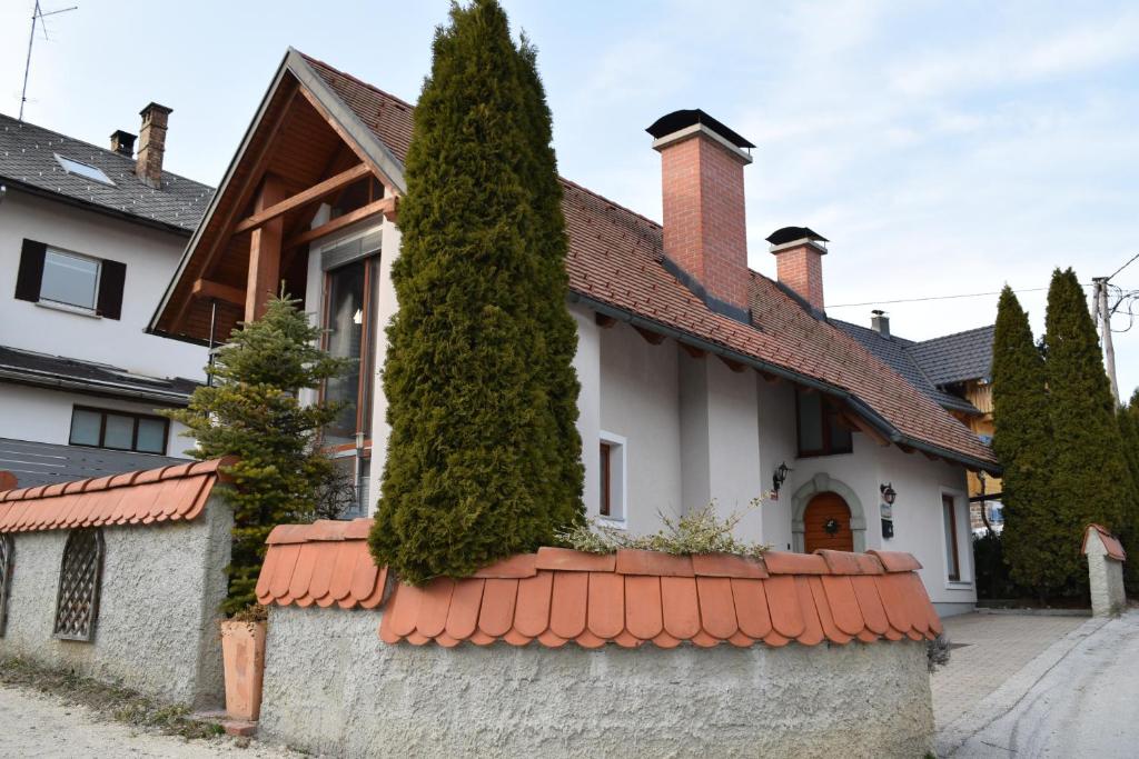 een wit huis met een rood dak bij Holiday Home Ribno - Bled in Bled
