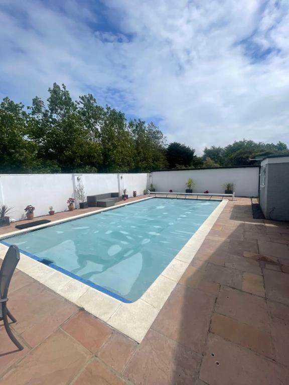 una piscina en la azotea de una casa en Super House with Large Pool!! 5 min from West Wittering, en Earnley