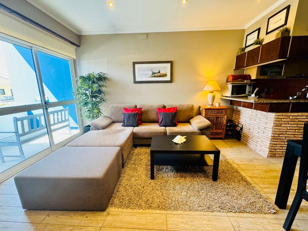 een woonkamer met een bank en een tafel bij Casa Azul in Torreira