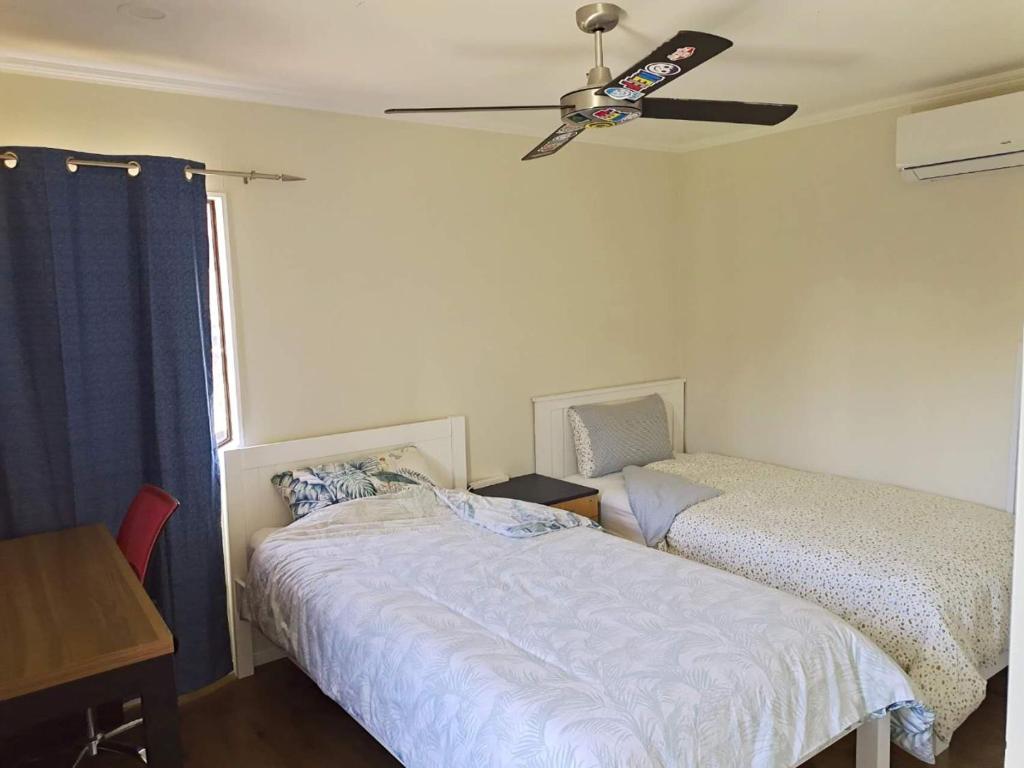 Postel nebo postele na pokoji v ubytování Cozy Half Moon Bay Homestay