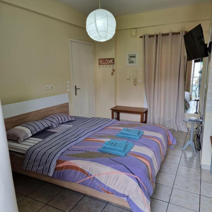 um quarto com uma cama grande e toalhas em Diana's cozy 1 studio em Ioannina