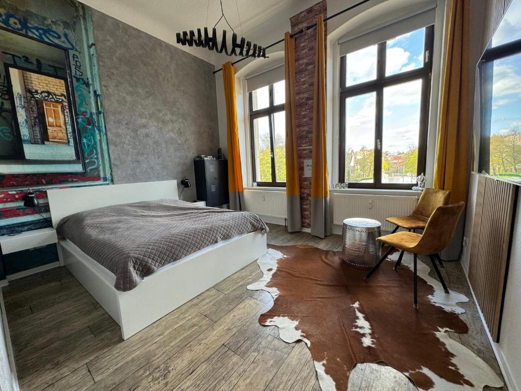 ein Schlafzimmer mit einem Bett mit zertrümmertem Boden in der Unterkunft DESIGN Apartment I - 35qm Grenze Altstadt Park in Görlitz
