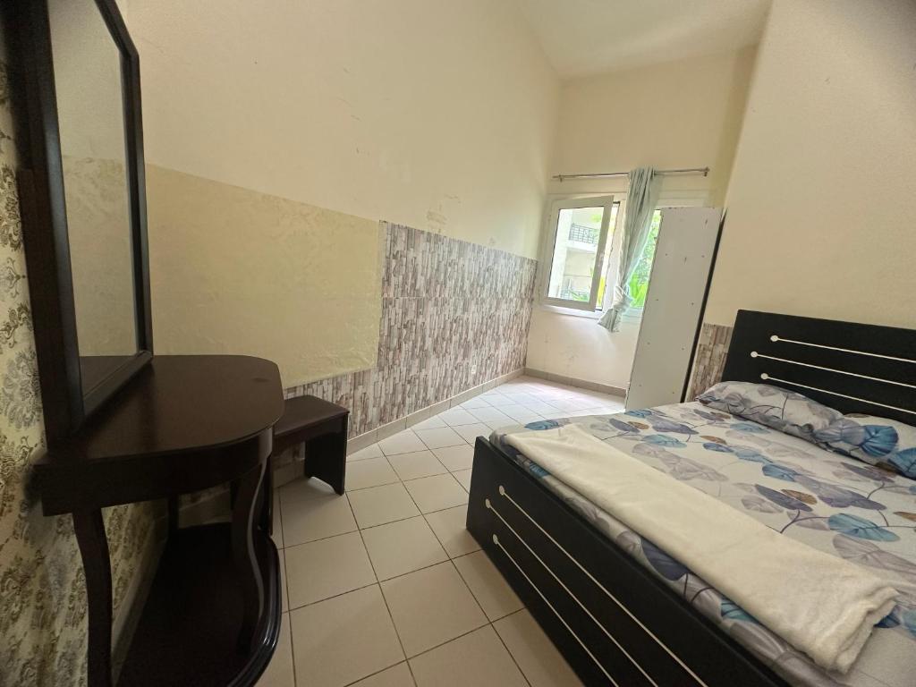 1 dormitorio con cama, tocador y espejo en M02 Centre Residance Near Metro en Dubái