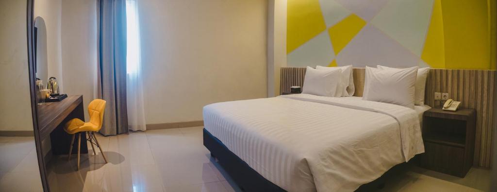 Postel nebo postele na pokoji v ubytování Key Inn Hotel Bogor