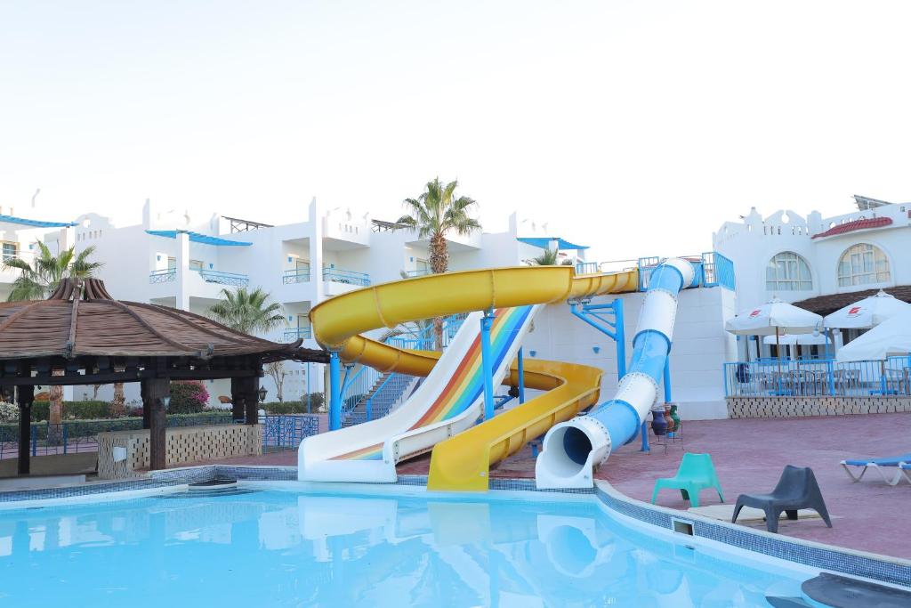 Bazén v ubytování Sharm Bride Resort Aqua & SPA nebo v jeho okolí