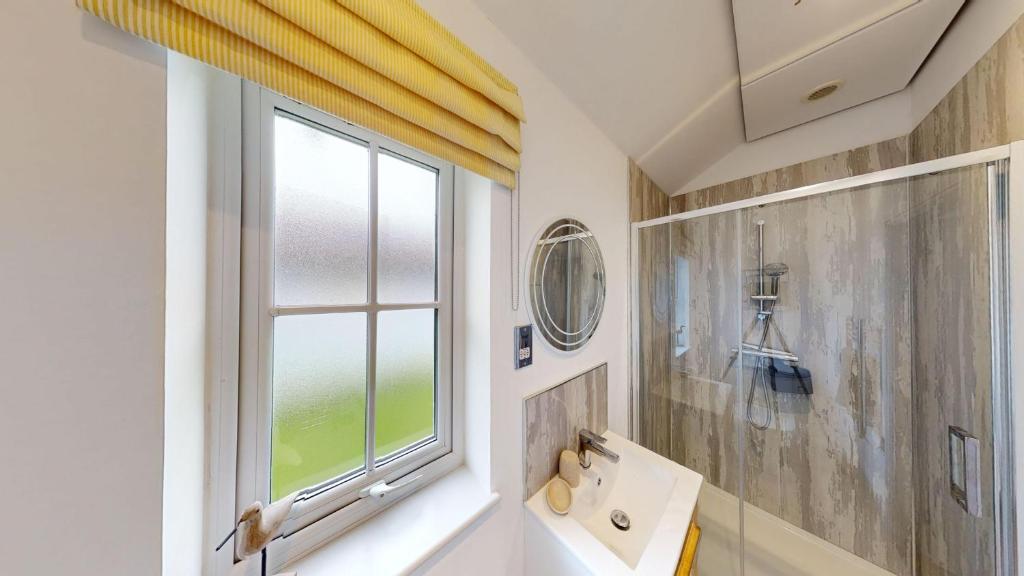 Salty Dog, The Bay, 2 bedrooms with ensuites, parking for 2 cars, 2 dogs welcome 2