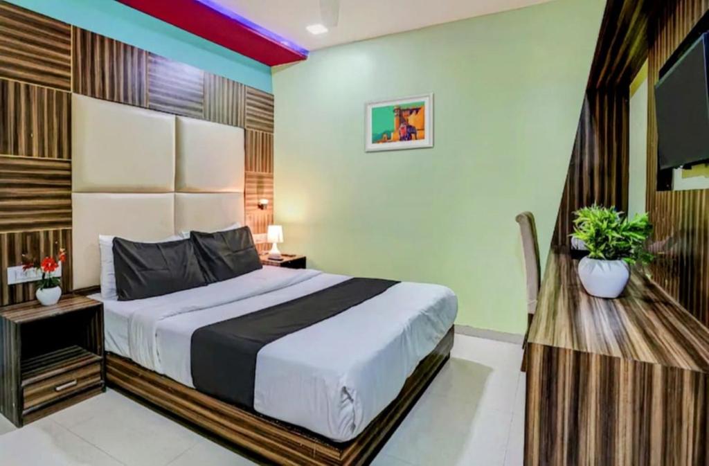 ein Schlafzimmer mit einem großen Bett in einem Zimmer in der Unterkunft Hotel New Blue Sapphire Residency in Mumbai