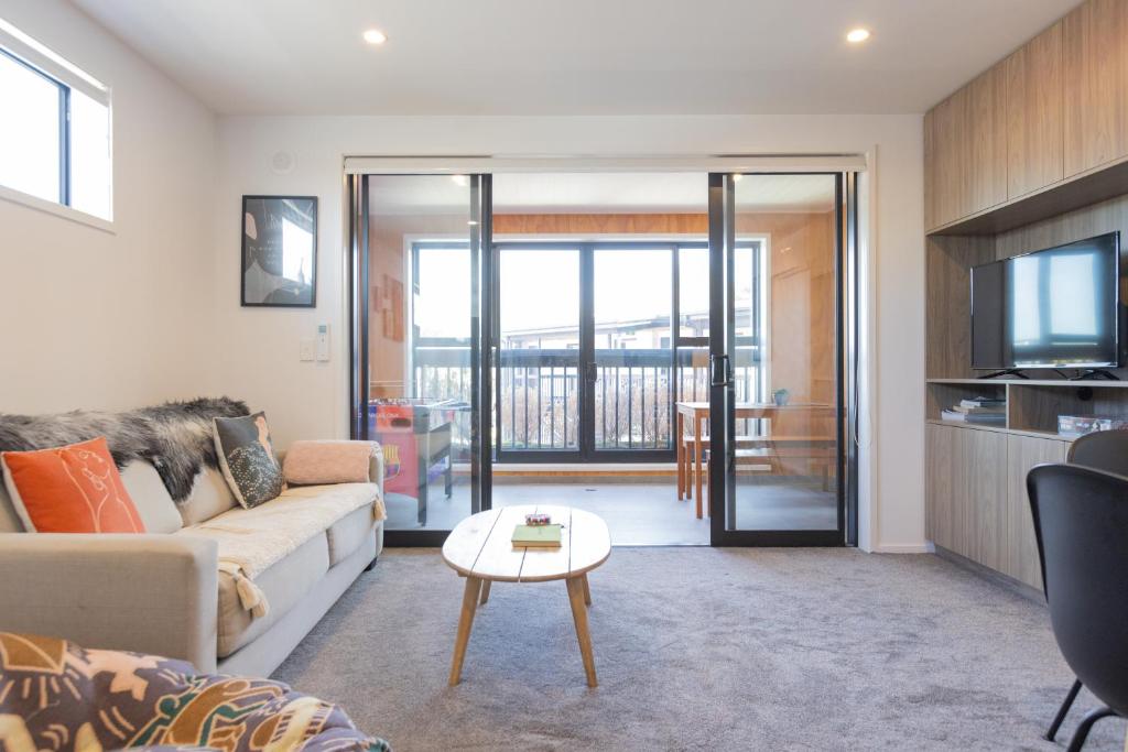un soggiorno con divano e tavolo di Luxury 1 Bed Apartment in CBD a Christchurch