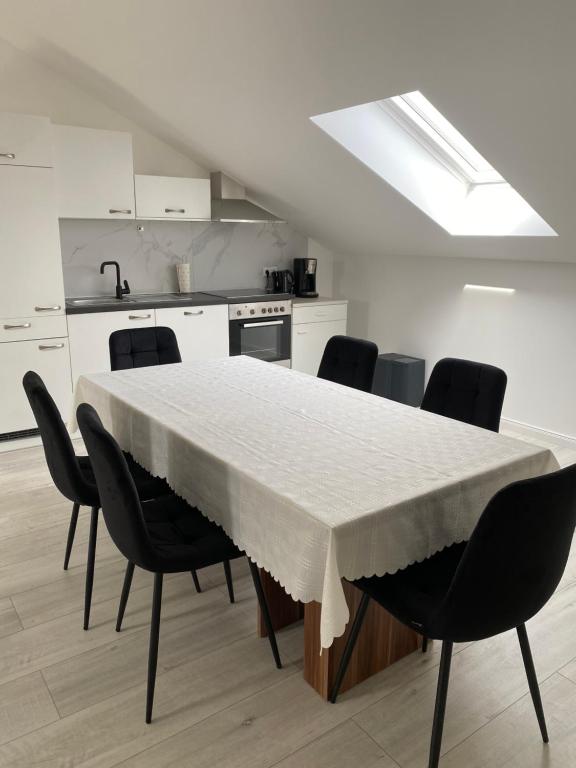 een eettafel met stoelen en een keuken bij Bane Apartments 95qm - Messewohnung, Ferienwohnung,Monteurwohnung in Hannover