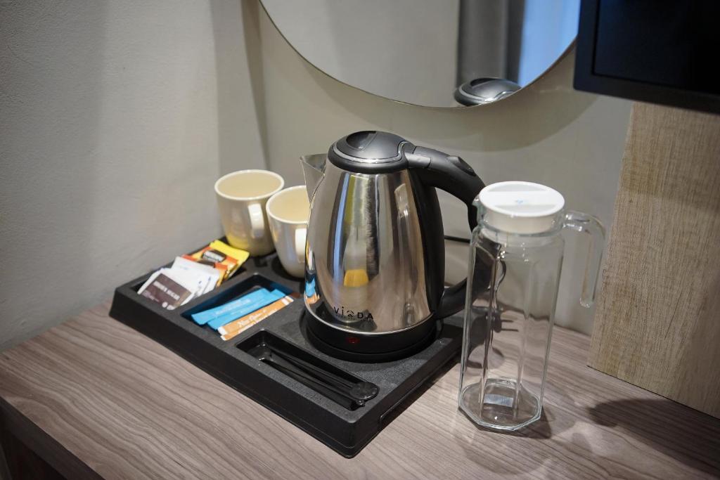 Příslušenství pro přípravu čaje a kávy v ubytování Key Inn Hotel Bogor