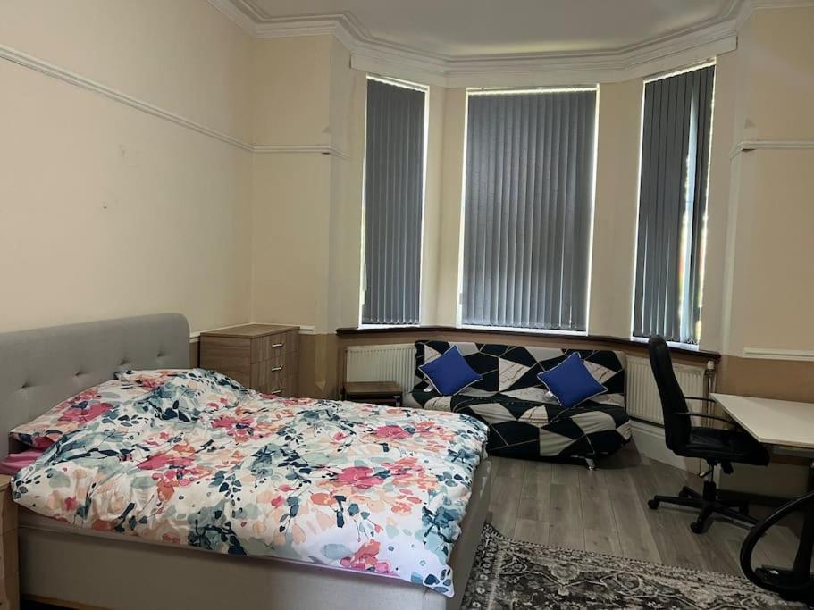- une chambre avec un lit et un bureau dans l'établissement Spacious one bedroom flat w/ parking, à Walsall