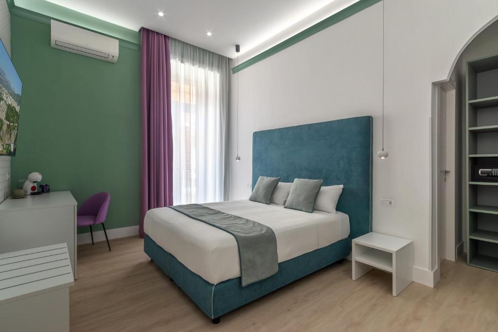 Postel nebo postele na pokoji v ubytování Lovelia: Sorrento Square Lovely Suite