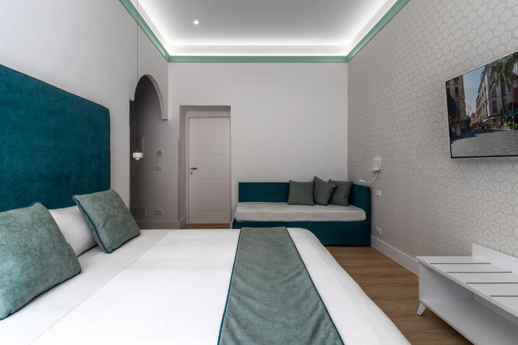 Postel nebo postele na pokoji v ubytování Lovelia: Sorrento Square Lovely Suite