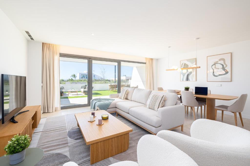 una sala de estar con un sofá y una mesa en Luxury House Chaparral Golf E70 by AORA STAY, en La Cala de Mijas