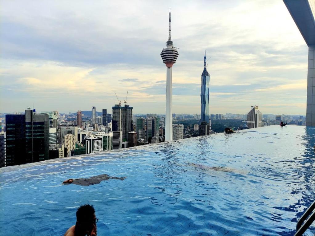 吉隆坡的住宿－The Platinum Suites KLCC By World Luxury，建筑物屋顶上的无边游泳池