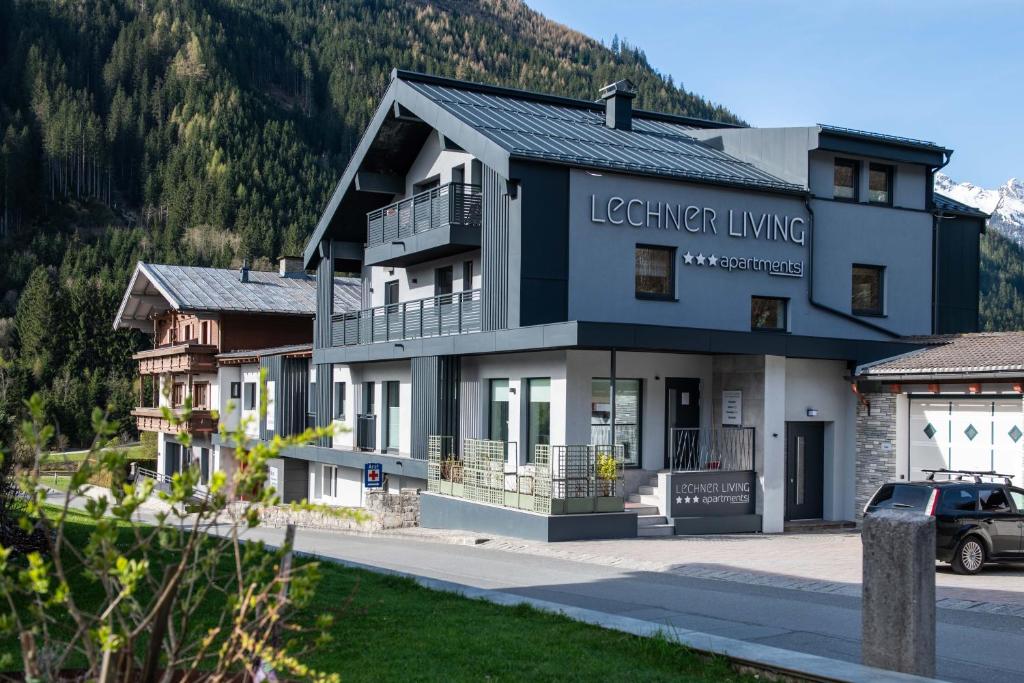 un bâtiment avec un panneau indiquant la vie des camions dans l'établissement lechner living apartments, à Wald im Pinzgau