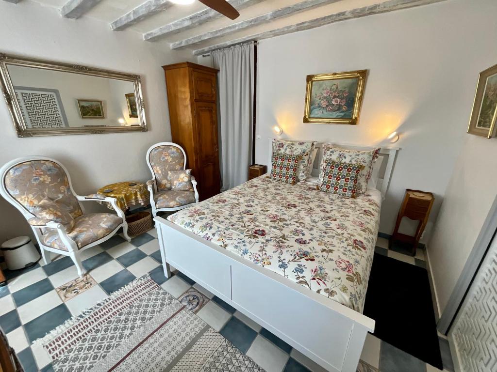 Sans Souci Bed and Breakfast Luxe Heated Pool and Restaurant - Deluxe Queen Room