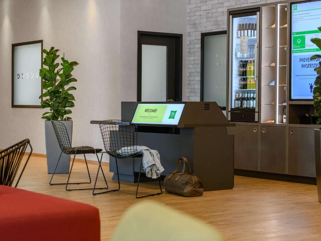 TV a/nebo společenská místnost v ubytování ibis Styles Magdeburg